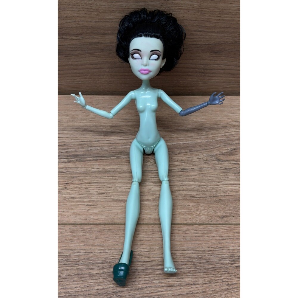 Monster High Scarah Screams Doll Nude Pale Green w/ 1 Shoe & Mismatched Arm